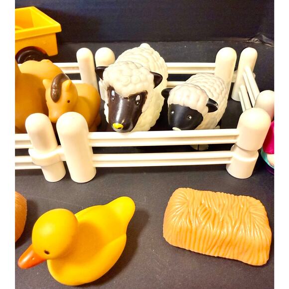 Battat Little Farmer’s Playset Farm Set with 21 pcs tractor wagon farmer animals - Picture 3 of 6